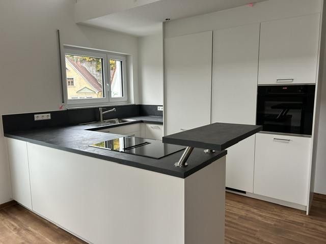Elegante maisonette di 4 locali con balcone (casa KfW 55) dal 15/11/2026 – Küche gesamt