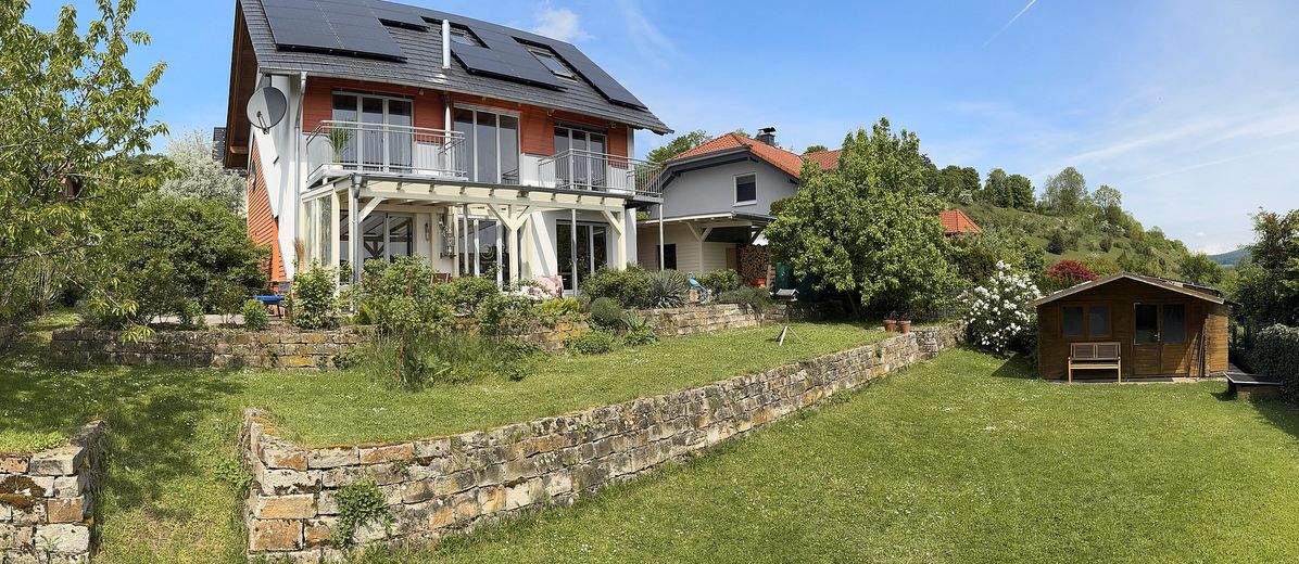 Rückansicht mit Gartenhütte 