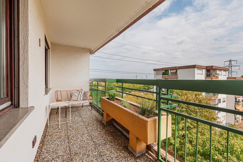 WOHNJUWEL: Helle 4 Zimmer mit zwei Balkonen & TG-Stellplatz – Balkon