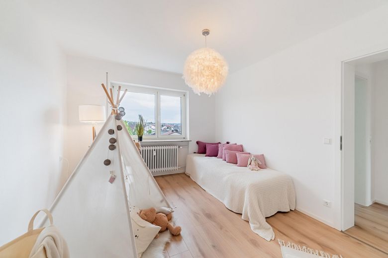 Hochwertig modernisierte 4-Zimmer-Wohnung mit Loggia & Garage in ruhiger Lage von Ehningen – Kinderzimmer