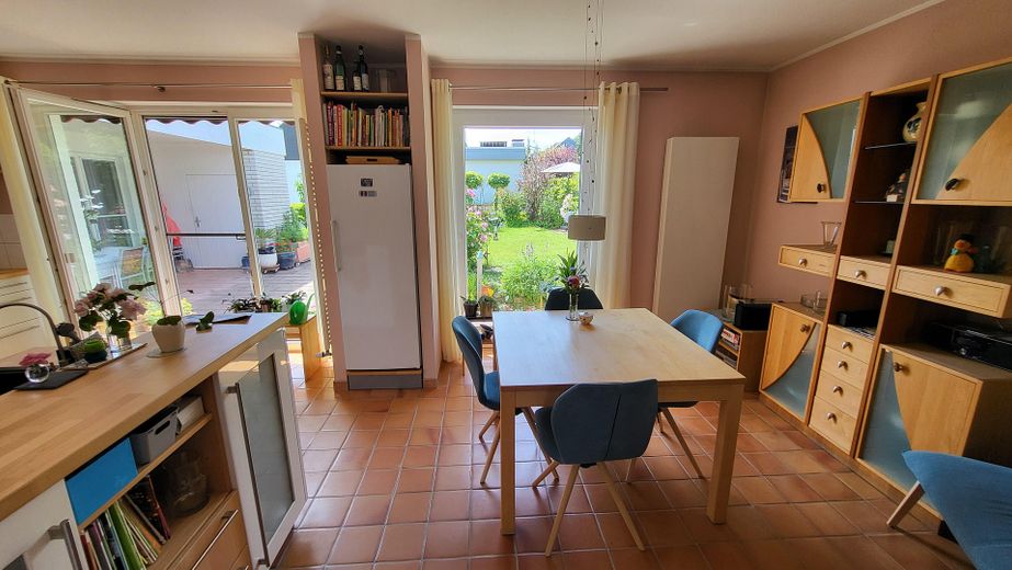 Maison d’architecte située sur un versant calme avec espace séparé pour bureau/cabinet (appartement indépendant) – Wohnküche 2