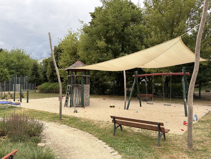 Köpenick'te bahçe parseli olan aydınlık 2,5 odalı daire – Spielplatz