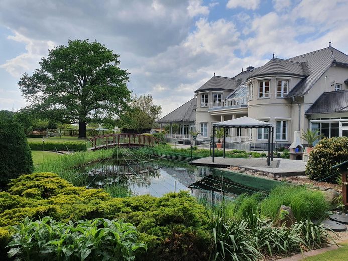 Represäntive Premium-Villa in gefragter Lage von Kolkwitz - VERKAUF IM DIGITALEN BIETERVERFAHREN – Rückansicht mit Garten