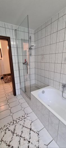 Bad mit Dusche und Badewanne
