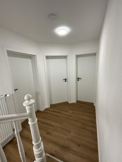 **SPRZEDAŻ PRYWATNA dom bliźniaczy / PIERWSZE ZASIEDLENIE po CAŁKOWITEJ RENOWACJI / nowa KUCHNIA NOBILIA / spokojna DZIELNICA MIESZKALNA** – Eingangsbereich / Flur (EG)