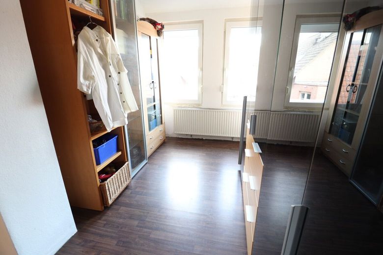 Charmantes Einfamilienhaus mit PV-Anlage und  viel Platz für die ganze Familie in Lehre ! – OG Zimmer/Ankleide