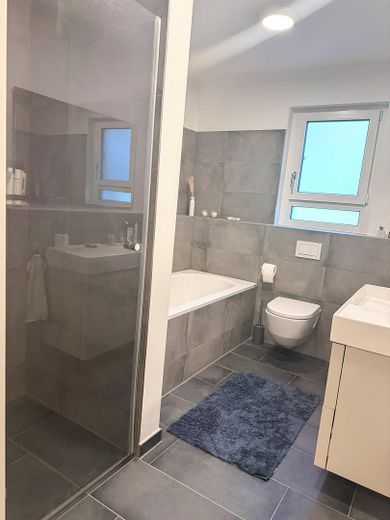 Exklusive 3-Zimmer-Wohnung in Fürth-Burgfarrnbach – hochwertige Küche, Balkon, Aufzug & TG – Bad 1