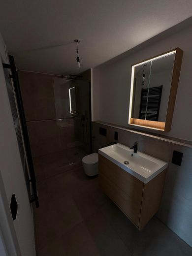 Première occupation après rénovation complète : appartement lumineux de 3,5 pièces avec 2 balcons, cuisine équipée et garage en sous-sol – Badezimmer