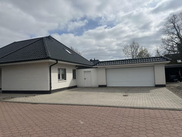 Vorderansicht mit Garage