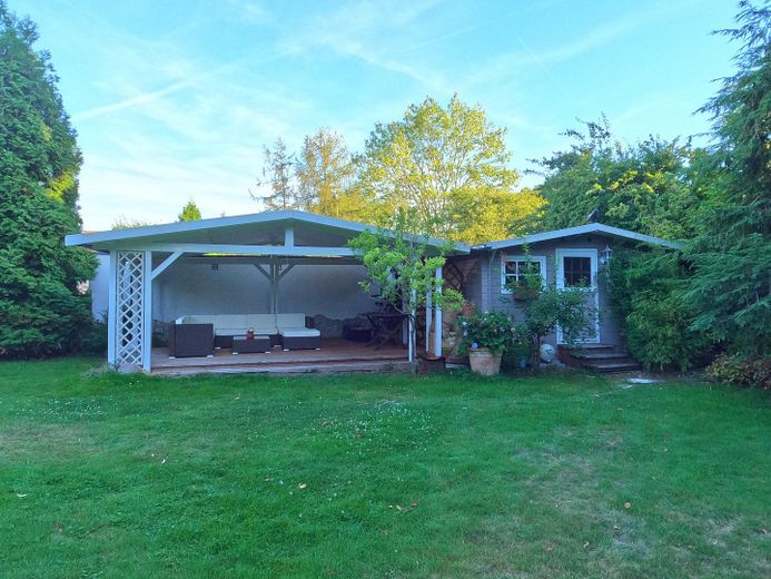 Gepflegte Doppelhaushälfte in Duisburg-Bergheim – Terrasse 2 & Blockhütte 1
