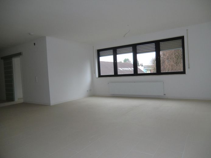 Schicke neuwertige Wohnung 89m² 1 OG – Wohnzimmer