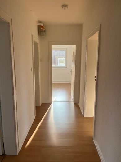 Lichtdurchflutete charmante 3 Zi-DG-Whg. renoviert-in bester grüner Lage - – Blick in den Flur