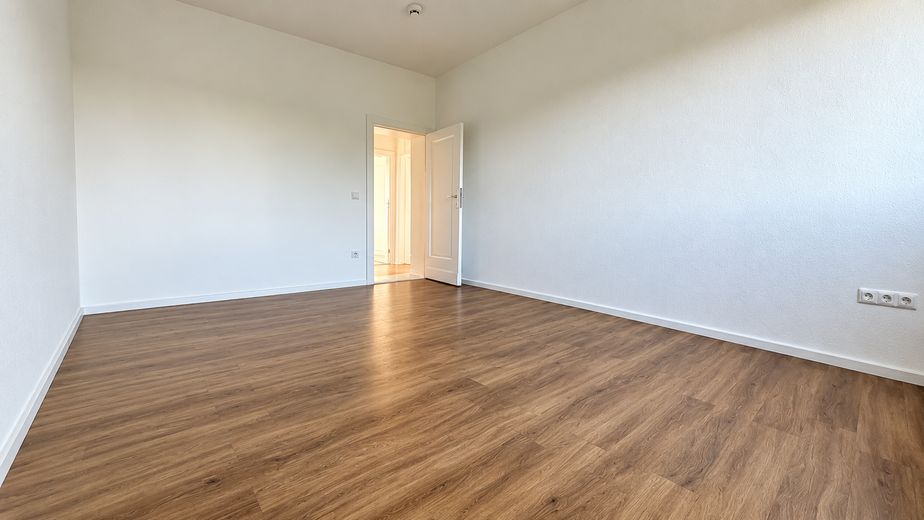 SIN COMISIÓN: ¡Primera ocupación tras la modernización! Tranquilo piso de 2 habitaciones cerca de Tempelhofer Feld – Zimmer 1 
