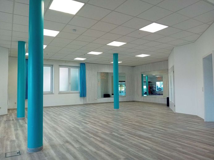 Zentral gelegene Gewerbeeinheit – Lichtvolle Räume