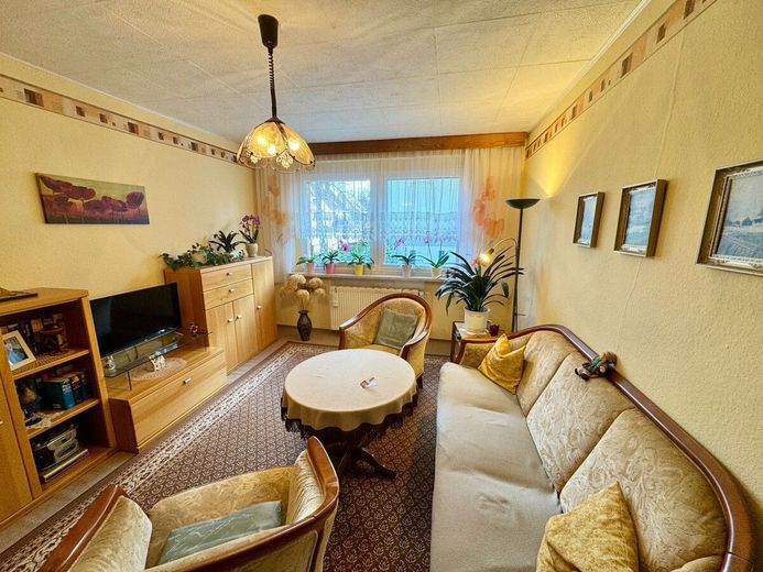 HORN IMMOBILIEN ++ ein großes Haus mit großem Grundstück und voll unterkellert in Strasburg (Uckerm) – Wohnzimmer