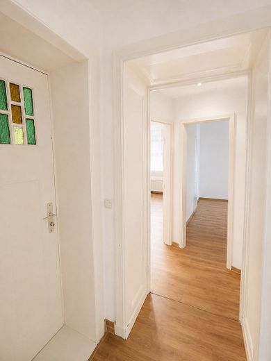 Gut geschnittene 2-Zimmer-Wohnung, umfassend modernisiert, zentrale Lage – Foto 1
