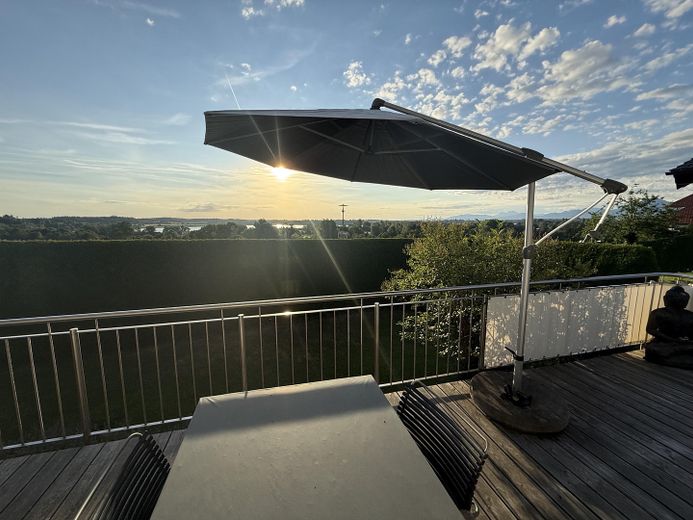 Modernes Einfamilienhaus mit freiem See- und Bergblick Nähe  Prien – Terrasse nach Osten
