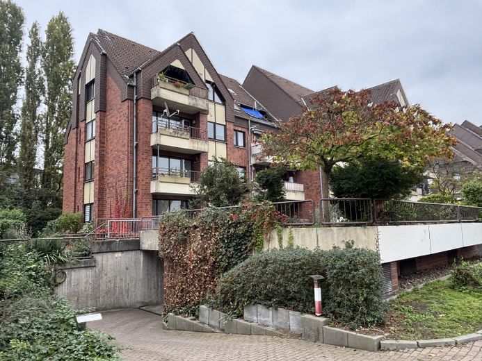 3 Zimmer Wohnung mit Balkon NUR mit WBS – Rückseite mit Balkon