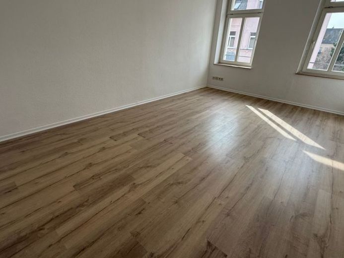 3. OG + Fußbodenheizung + großer Balkon + Bad mit Fenster – Foto 1