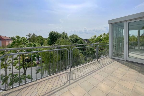 Attico con terrazza solarium, veranda, ascensore e garage sotterraneo ad Hannover