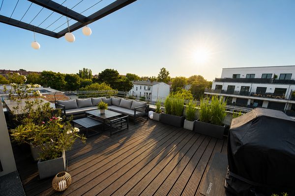 Attico con terrazza sul tetto, aria condizionata, cucina componibile di alta qualità e cabina armadio