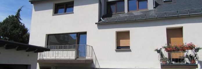Helle 2,5-Zimmer-Dachgeschosswohnung mit Garage – modernisiert & sofort bezugsfrei