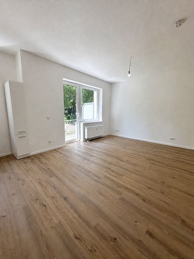 Helle Wohnung mit Balkon und Einbauküche in Zossen Wünsdorf – Wohn- und Schlafbereich