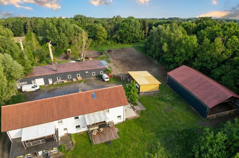 Einzigartiger Resthof / Schwinger Yachthafen / 3 Wohneinheiten, Reitanlage & Pferdestall / Stade – Blick von oben