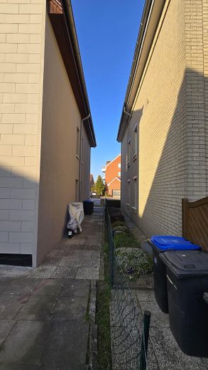 linke Hauswand