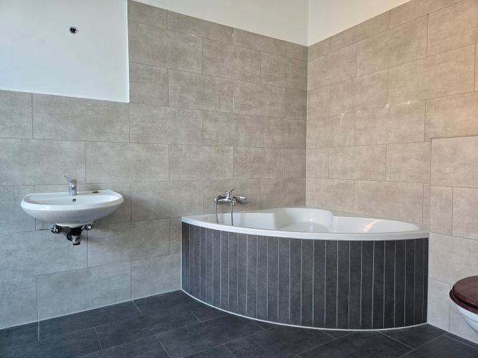 WG-geeignete ruhige und helle 3-Zimmer-Wohnung im 1. OG in Duisburg Alt-Homberg – Badezimmer