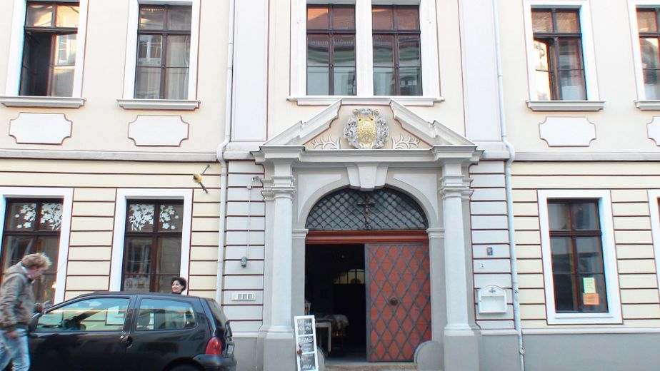 3 Zimmer mit anliegender überdachter Terrasse in der historischen Altstadt – Straßenseite