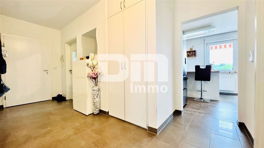 Hochwertig sanierte, ebenerdige Dreizimmerwohnung im EG mit Loggia + PKW-Stellplatz – Flur / Diele / Windfang / Einbauschrank