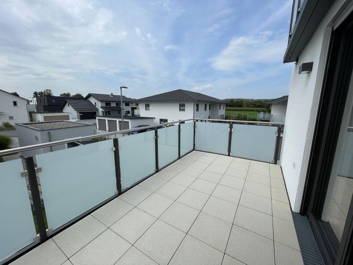 ***Moderne KfW-40 & QNG+ Neubauwohnung – Service-Wohnen mit Komfort & Sicherheit*** – Balkon