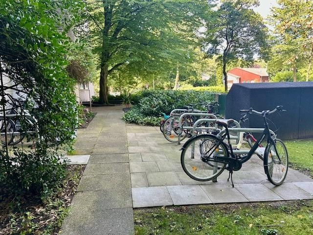 Wonen in het groen: Ruime gezinsidylle in het hart van Pinneberg – Fahrradständer