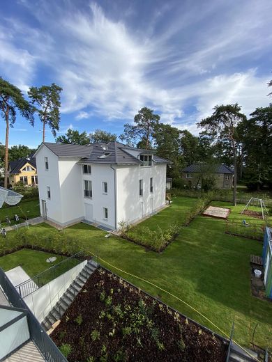 Wohnen am See in der Natur: Moderne Wohnung mit Terrasse und Garten – Foto 3