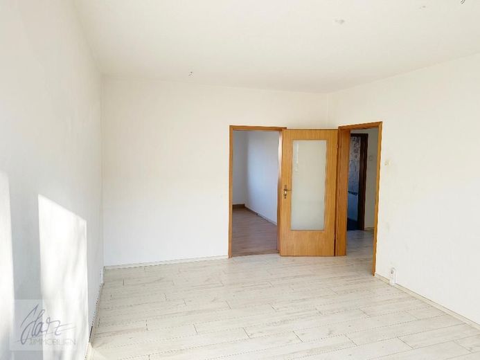 *** AFFERRA ORA - CURATO APPARTAMENTO DI 3 LOCALI IN ZONA VERDE DI ZEITHAIN! *** – Wohnzimmer mit Blick Richtung Schlafzimmer und Flurbereich