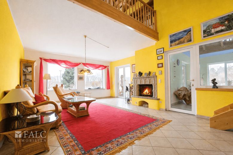 Exklusives Anwesen mit Innenpool, Galerie und unverbaubarem Naturpanorama – Wohnzimmer EG