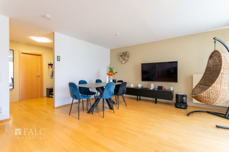 Wohnen auf zwei Ebenen - 3 Zimmer-Dachgeschosswohnung mit Loggia und TG-Stellplatz – Wohn-/Esszimmer