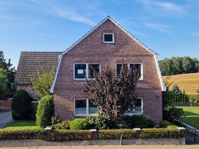 Wohnen auf zwei Ebenen mit Blick ins Grüne in Hamburg-Sinstorf – Haus von vorne