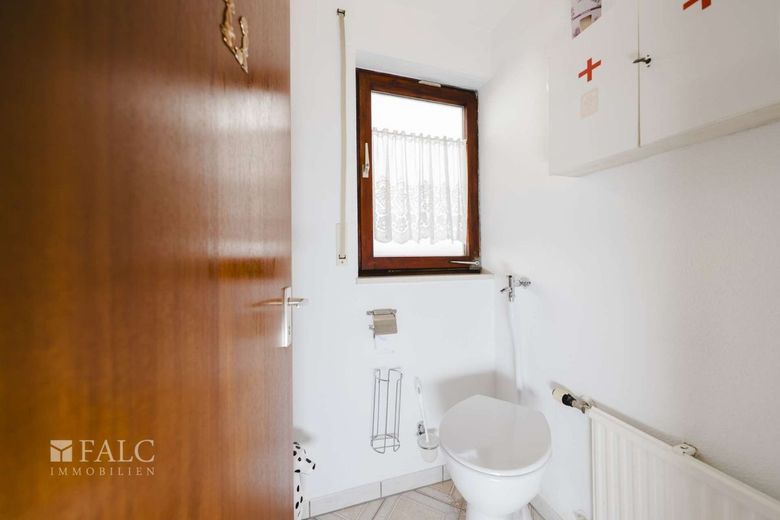 Attraktives Wohnhaus mit Balkon und vielseitigem Nutzungspotenzial in Zentraler Lage von Enzberg – WC OG