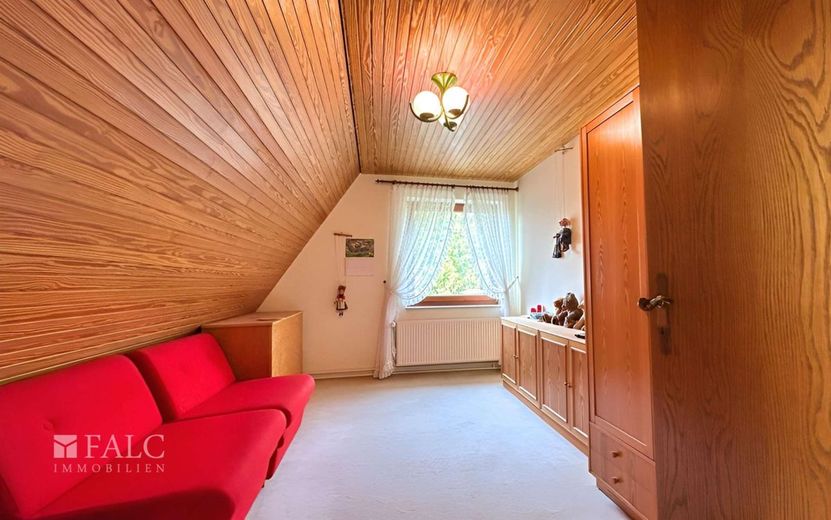 ***Wohnen in bester Lage - Geräumiges Einfamilienhaus mit großzügigen Garten*** – Zimmer
