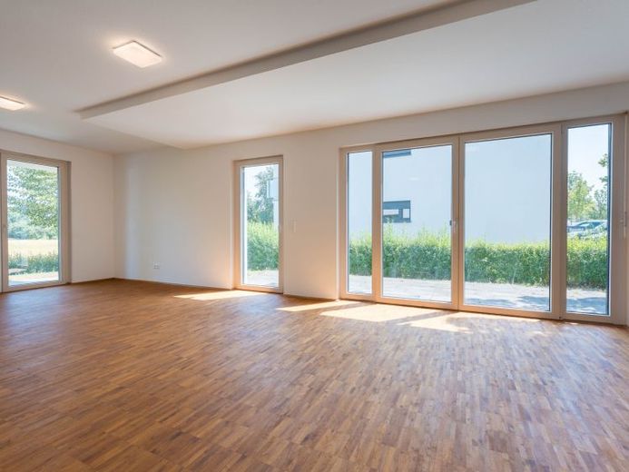 Barrier-free first occupancy: Like-new apartment with two terraces, fitted kitchen and views of the fields – Photo 1