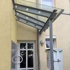 Schöne, zentrale 2-Zimmer-Single-Wohnung mit Küche und Bad in Nilkheim – Eingangstür Haus