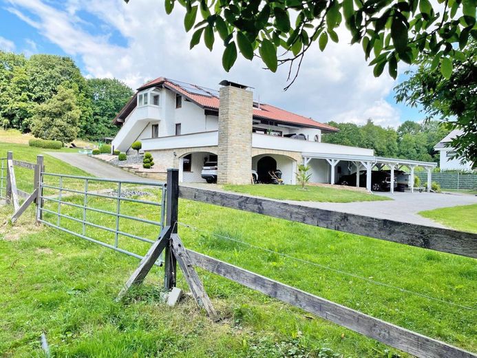 Osthessen, Landkreis Fulda, 36154 Hosenfeld, grosses Wohnhaus mit Pferdestall zu verkaufen – 2601 Osthessen, Landkreis Fulda, 36154 Hosenfeld, grosses Wohnhaus mit Einliegerwohnung + Pferdestall zu verkaufen