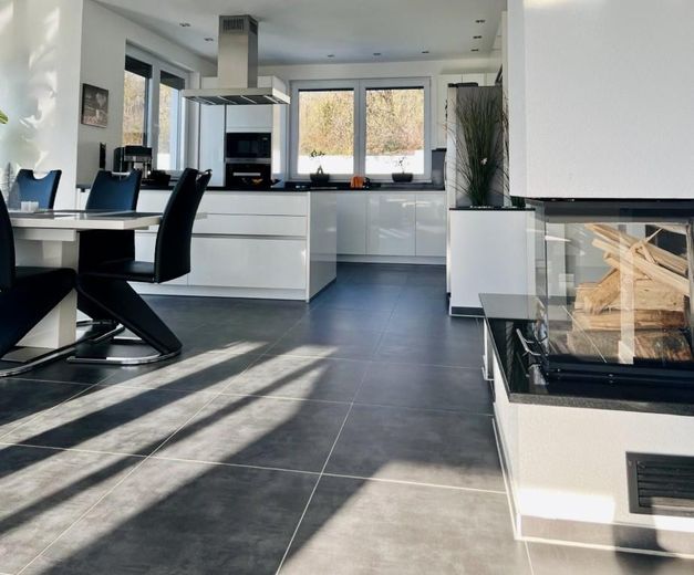 Wohnen & Arbeiten auf höchstem Niveau-voll ausgestattete Werkstatt, Pool & minimale Betriebskosten – Panoramakamin im Wohnbereich