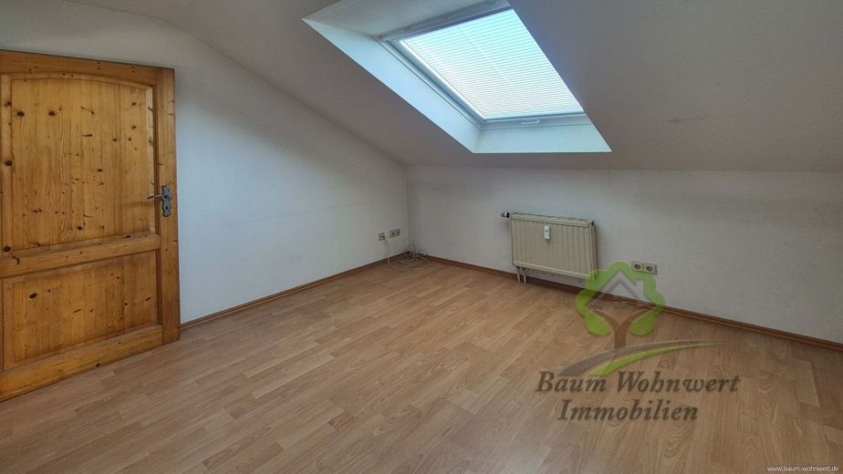 Provisionsfrei! Gepflegte Dachgeschosswohnung mit Balkon und ausgebauter Nutzfläche – 1 Kinderzimmer
