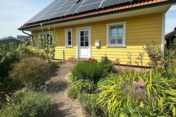 Casa unifamiliare tranquilla, soleggiata ed efficiente dal punto di vista energetico direttamente «dietro l’argine», vicino a Büsum