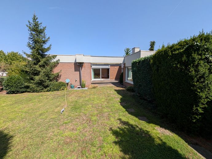 Bungalow de arquitecto con piscina cubierta en Limburgerhof – Blick zum Innenhof