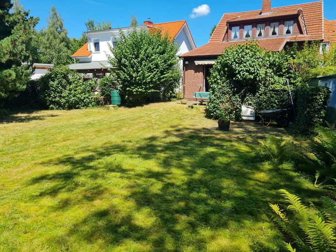 Provisionsfrei! Charmantes Einfamilienhaus in ruhiger Sackgasse im Herzen von Lilienthal – Haus vom Garten aus