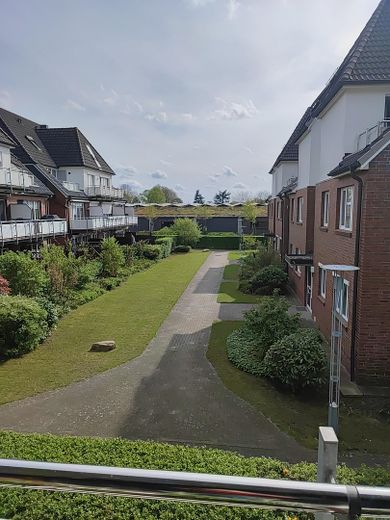 Vermietete 2-Zimmer-Wohnung mit Südbalkon & TG-Stellplatz in Top-Lage (Bj. 2001) – Ausblick Ri Süden